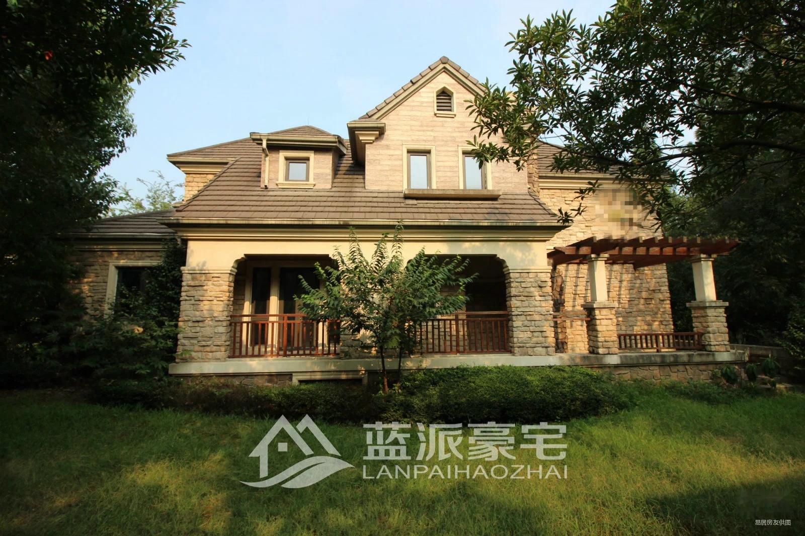 蓝派豪宅,新湖香格里拉排屋东边套东进门南花园,离蓝月湖50米