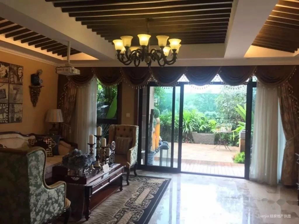 背靠南山联排别墅四合院 双车位 大花园带屋顶花园环境好