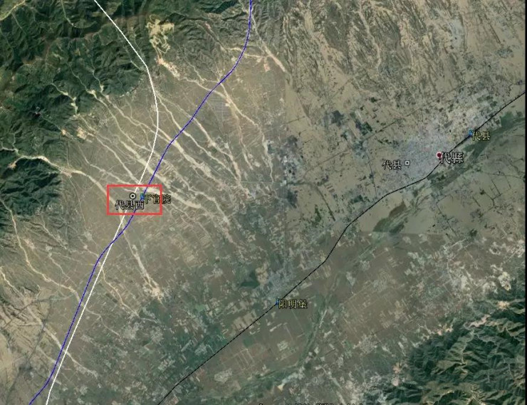 代县西站位于代县县城以西约13公里的阳明堡镇108 国道以南,韩原铁路