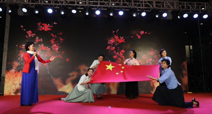 《红梅赞绣红旗》