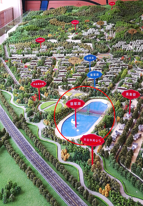 翡翠小镇景观建设别具一格,百亩人工湖,像一颗璀璨的明珠镶嵌在二期