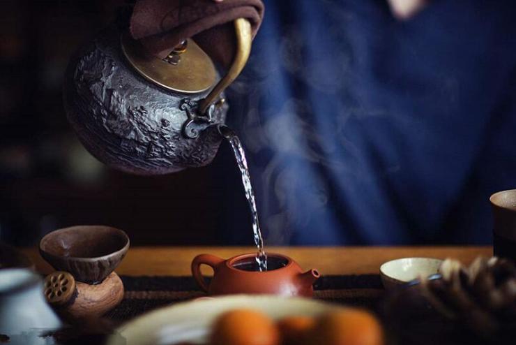 到访的嘉宾可以跟随茶艺师感受冲茶,泡茶,闻茶,品茶的悠远意境