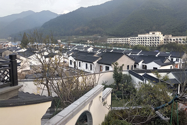 除了中式院墅,小镇中心外,安吉天使小镇规划了一所从幼儿园到高中的