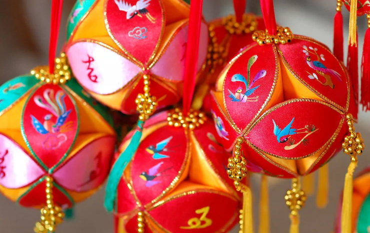 绣球是中国民间常见的吉祥物 意图吉庆瑞祥 也是壮族青年男女之间的