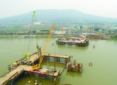 秦淮河大桥加紧施工,该大桥西起东山副城九龙湖片区,东至江宁大学城