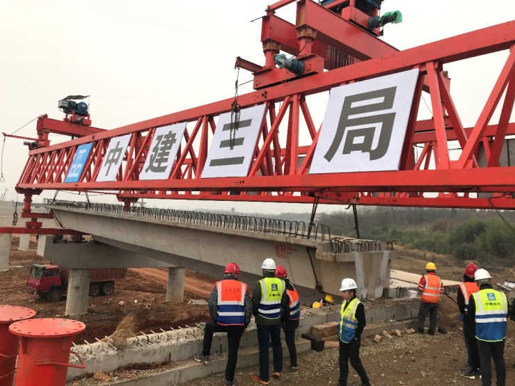 中建三局咸宁大洲湖项目旗鼓大道北延段高架桥首榀箱梁架设成功