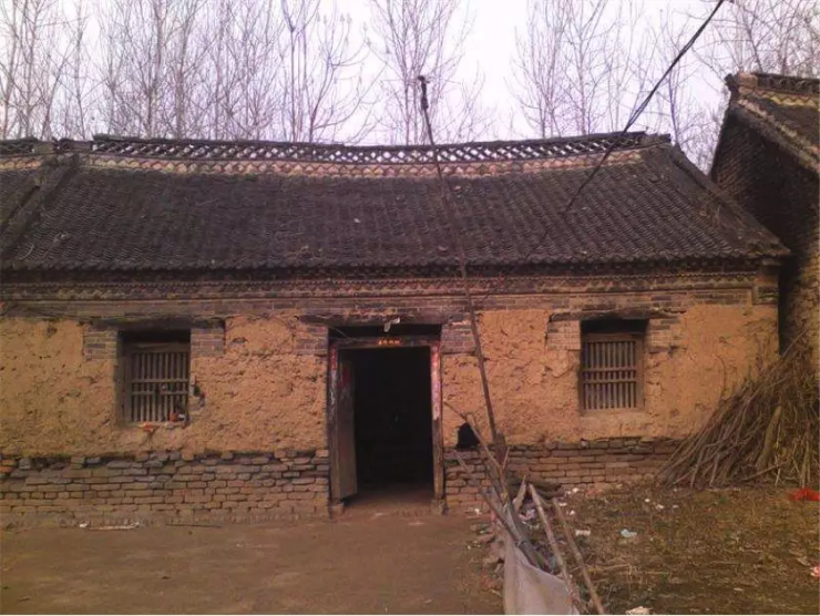 由于来隐居的人实在太多了,几年来,山里的土坯房普遍暴涨了几十倍.