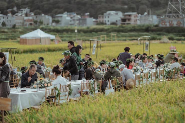 夕阳西下之时,"稻田餐桌"活动把活动推向了最高潮.