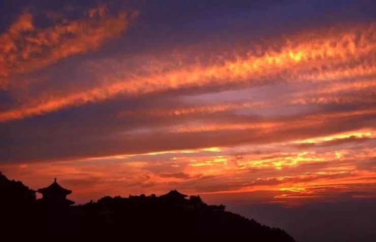 骊山国家森林公园实景图 每当夕阳西下 骊山辉映在金色的晚霞之中