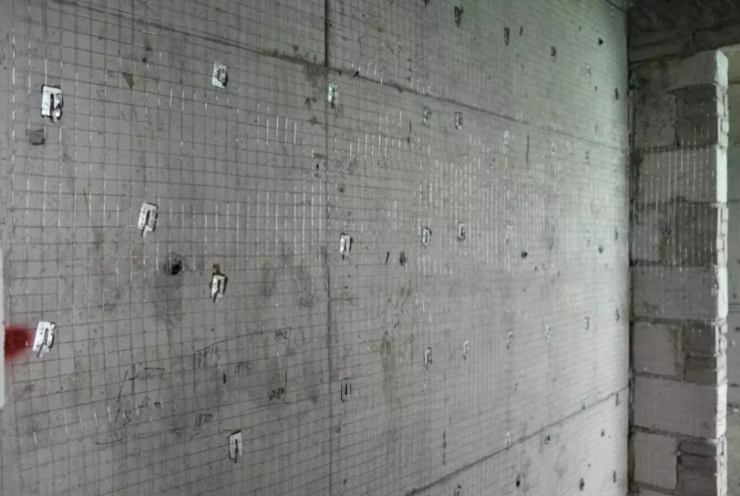 在拉毛工序前进行了内外墙(含公共部分)全屋挂网,能有效防止墙体抹灰