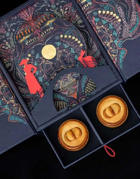 对于这些从奢侈品"出道"的月饼来说,光有味道还不足以登上c位,颜值