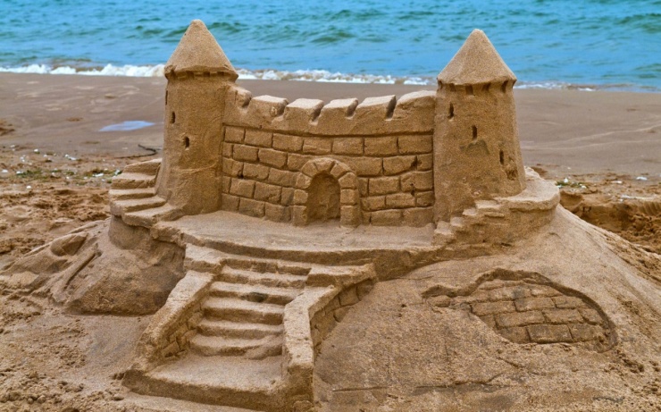 筑起夏天海边的沙滩城堡就不会失去童年的味道