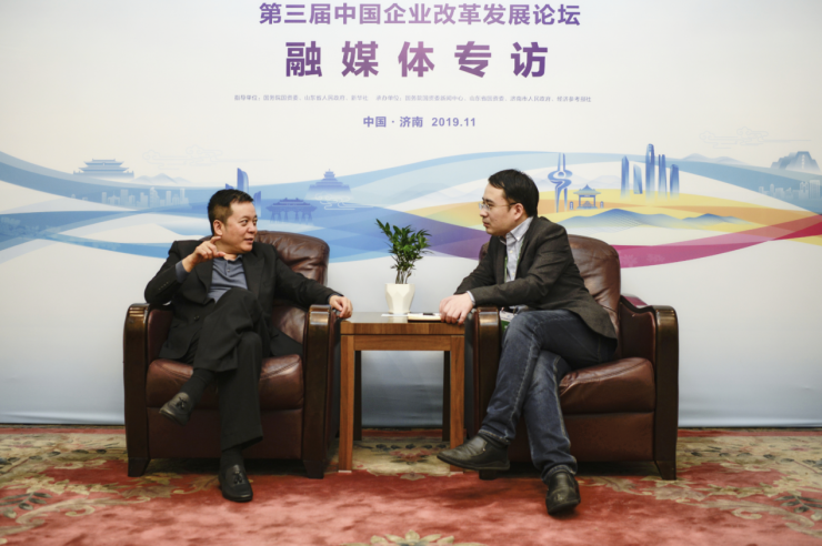 (中国葛洲坝地产 董事长何金钢接受采访  照片来源:《经济参考报