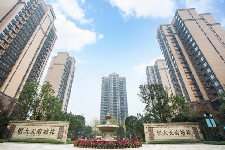 恒大天府城邦占地千余亩,环绕约580亩骑龙湖湖景公园建成,采用大围合