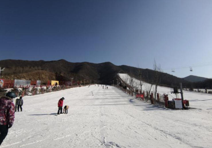 西部长青滑雪场天下奇寨 抱犊福地抱犊寨,旧名抱犊山,海拔580米