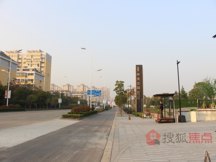 雅居乐万科中央公园滨江街道珠江路与东海路交汇处南200米,项目临近