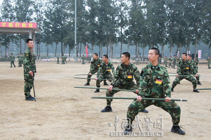 武警北京总队某部新兵营进行应急棍术训练(图)