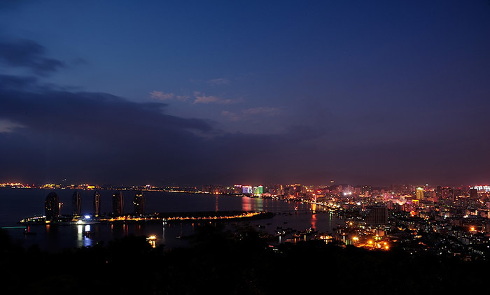 三亚近日召开"双修"城市夜景灯光建设动员大会,明确将于9月30日前将