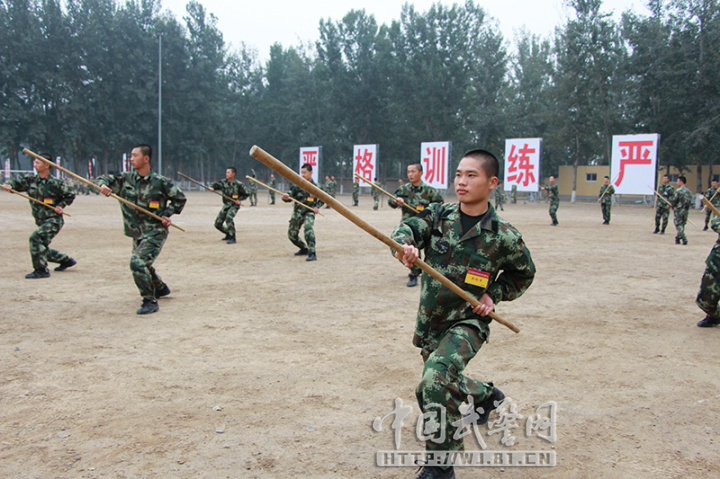 武警北京总队某部新兵营进行应急棍术训练(图)