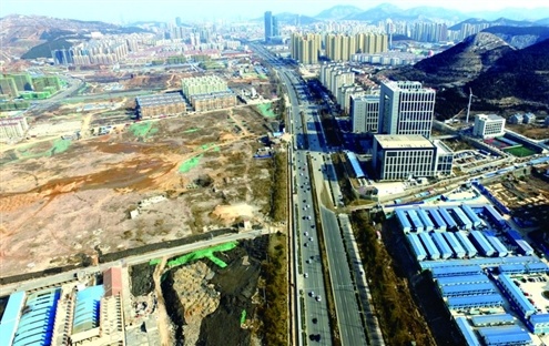 图片左侧为拆迁后的南北康片区,中间为省道103线,右侧为领秀城等社区