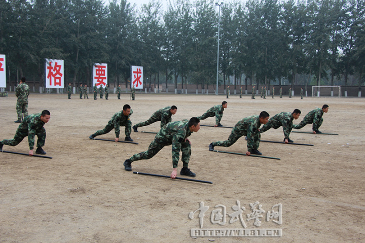 武警北京总队某部新兵营进行应急棍术训练(图)