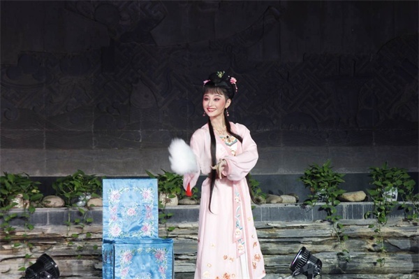 其乐融融的《夫妻观灯》,《推车赶会》,《打豆腐》赢得全场阵阵掌声