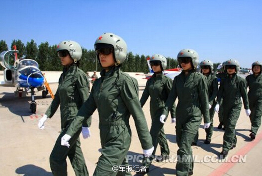 中国空军两名女飞行员将驾歼十战机亮相珠海航展