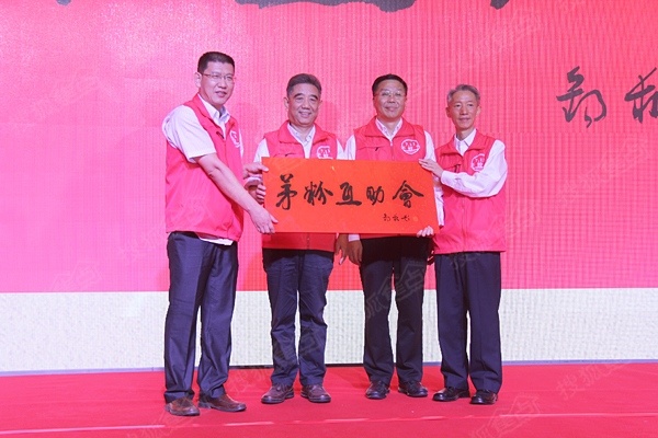 粉节摄影获奖者颁奖  河北省人民政府原副省长,省人大原副主任何少存