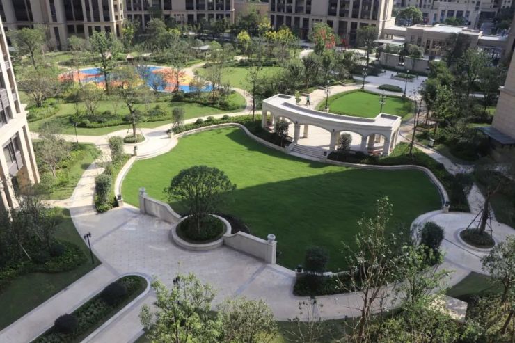 恒宇锦园一期中央景观公园实景照 小区东侧的公园内,有一个色彩丰富