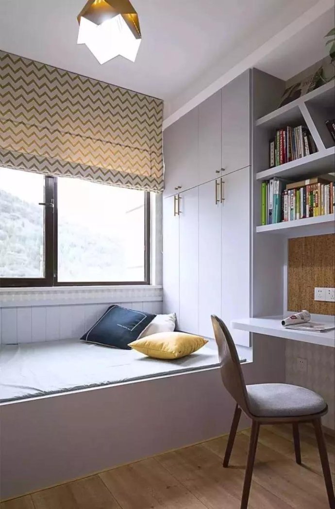 三间卧室想留一间客房又想有间书房,靠窗布置一个榻榻米就能简单的