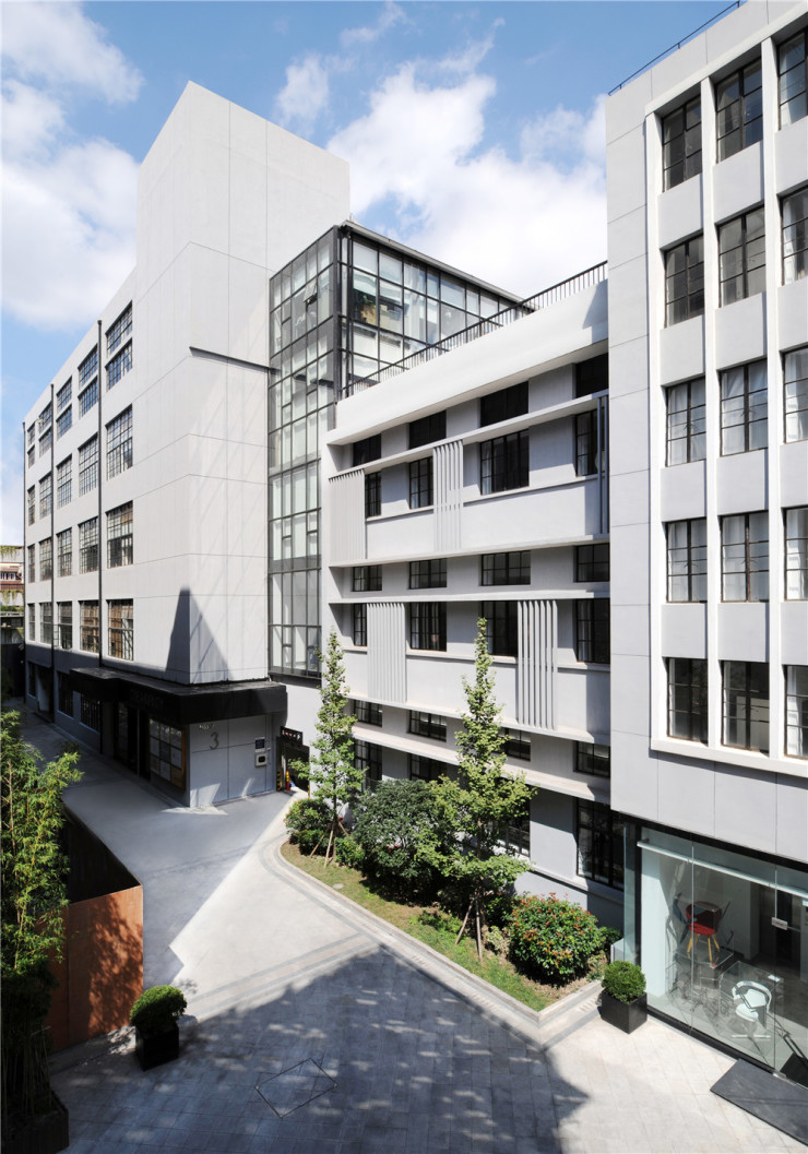工厂改造而成,建筑环绕内部狭长的庭院,比肩并排的建筑外立面就像是