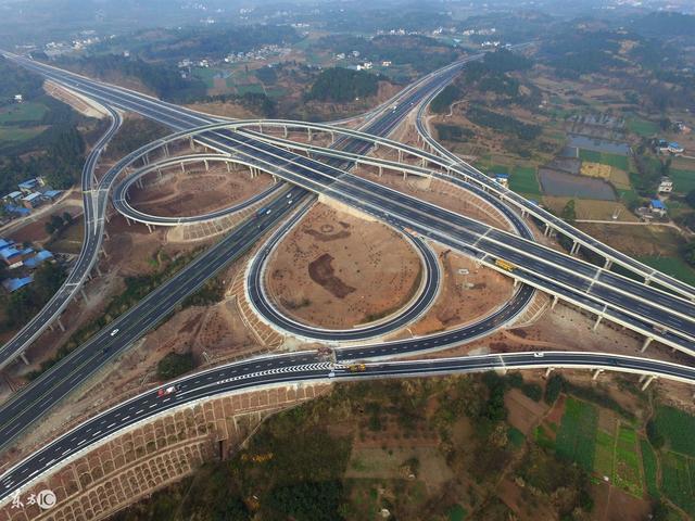 合璧津高速公路北起重庆市合川区城区,途径重庆三环高速公路铜合段