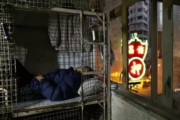 劏房棺材房笼屋已out香港出现水管房只需10万
