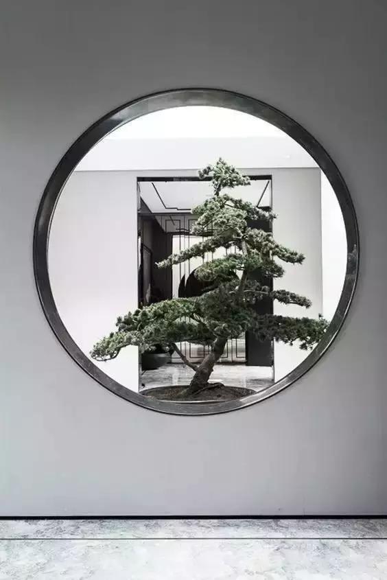 圆形景窗是一种汉族园林建筑中的装饰性透空窗.