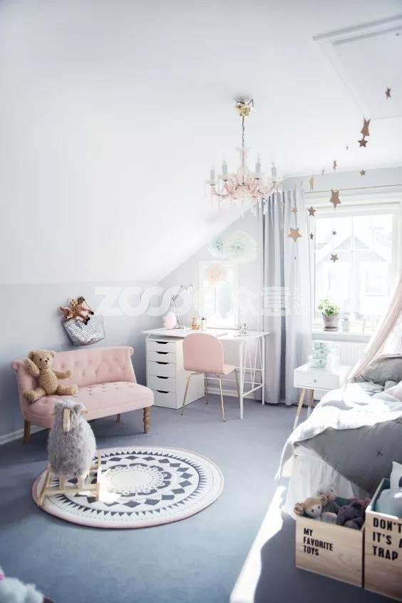 质感柔软的灰蓝地毯,适合用在儿童房,粉蓝配色清新可爱.