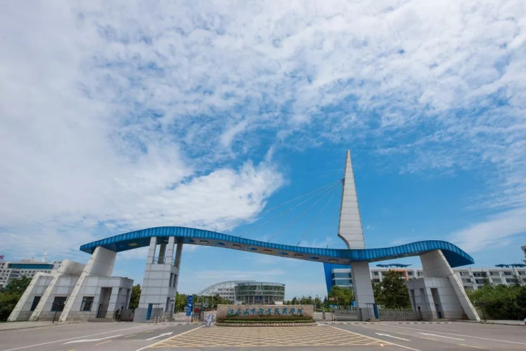 2003年,南京海运学校和南京航运学校强强联合,正式合并成江