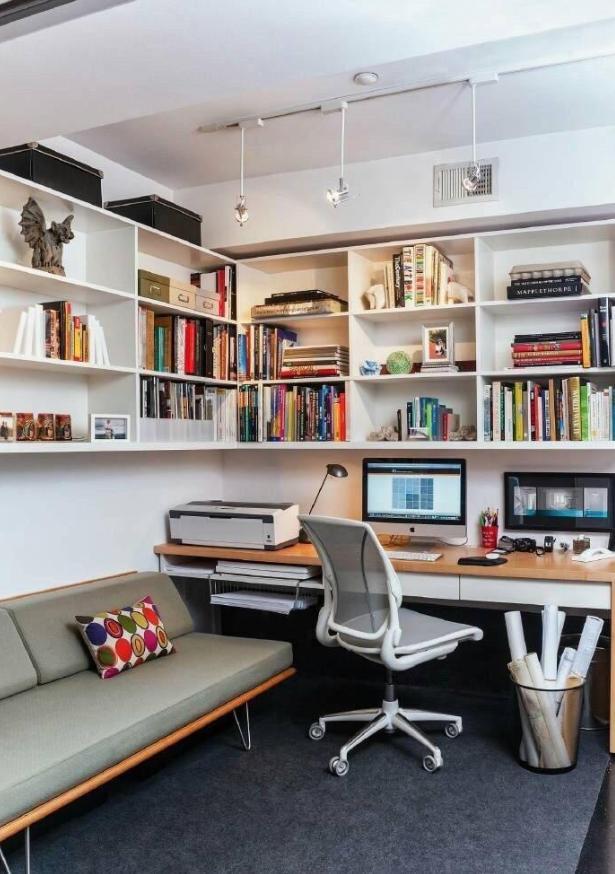 常规家庭小书房其实设计很简单,一个独立的小空间,搭配简单的书桌椅