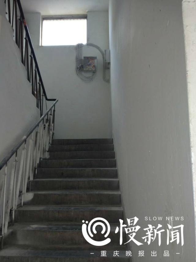 家住山林花园3单元的李成华大爷在楼下院坝玩耍,说起这段时期楼道的