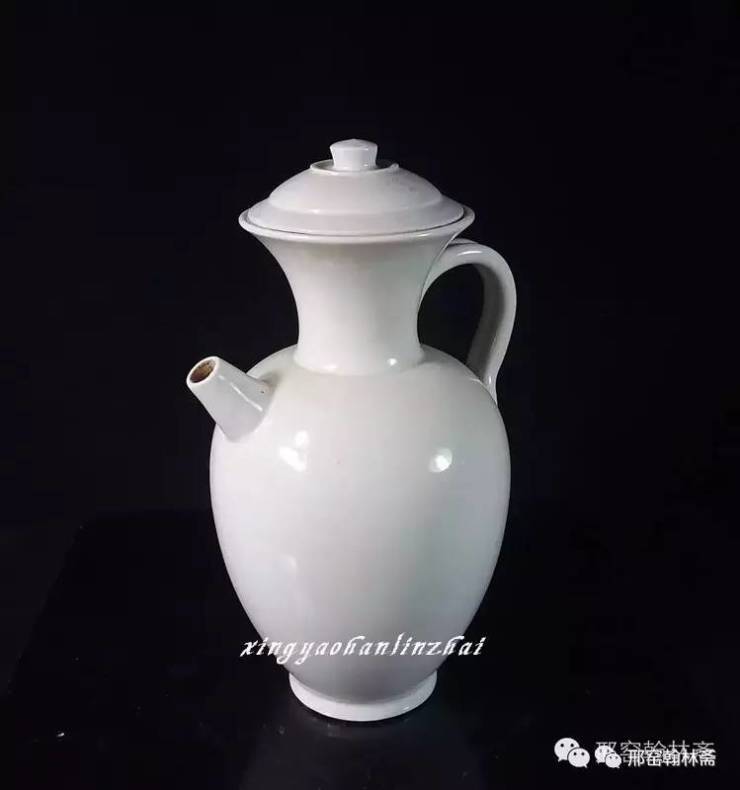 唐代邢窑白瓷盈字款执壶