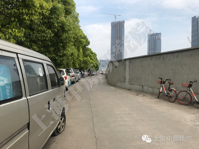 地块南面龙水南路现状,道路双向通行