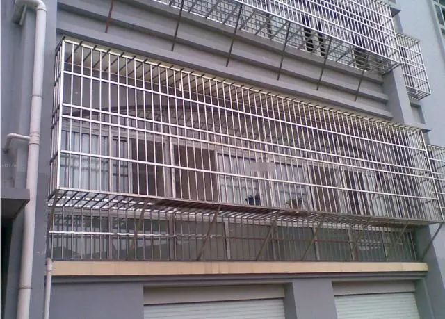 如图可以看出,原本这个楼型是不配置阳台的,只有普通的窗户,然而防护