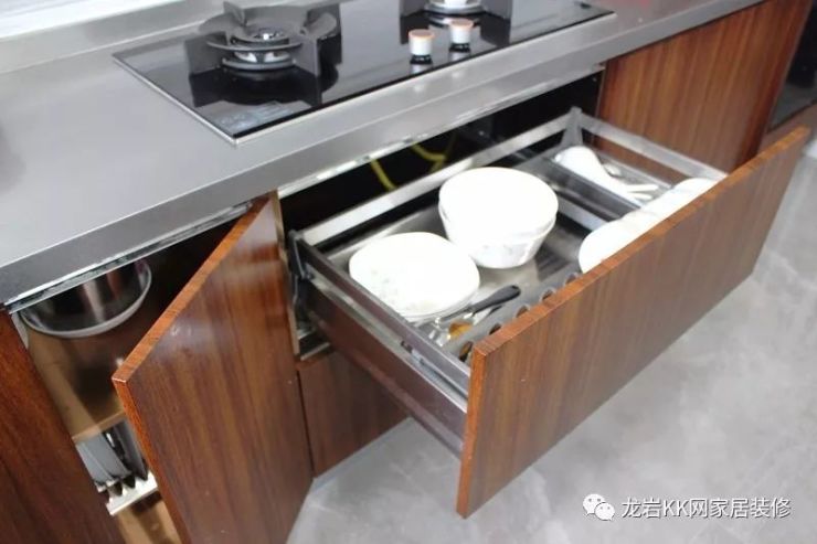 抽屉式碗柜,可以放置一些不常使用的碗筷,一般设计在炉灶下方.