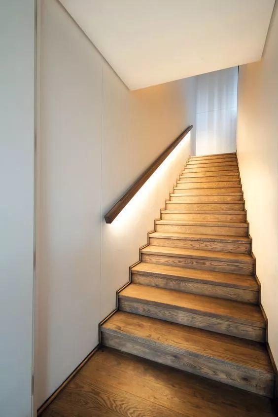 安装在楼梯扶手下的灯带 有效解决了黑暗中楼梯间的照明问题 它让明亮