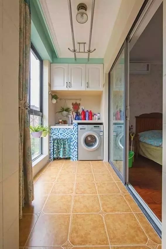 卧室旁的阳台上有洗手池,洗衣机,储物柜和晾衣杆,在这里洗漱,洗衣和