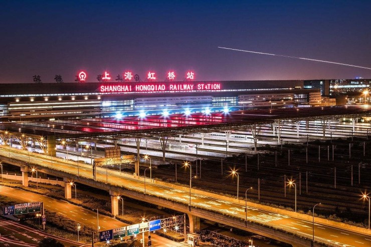 虹 桥 火 车 站 站 这里应该是很多人出入上海的第一站,虹桥火车站的