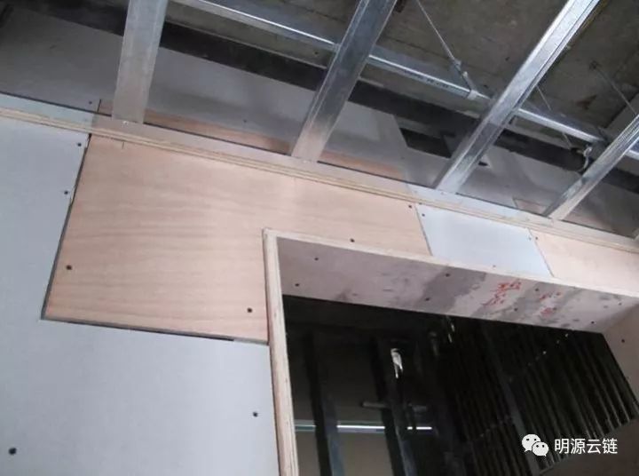 四,石膏板隔墙施工要求 隔墙开关盒处内衬50系副龙,以便自攻螺丝