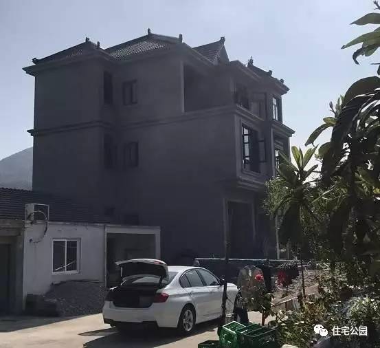 别墅侧面: 户型南北通透,四面设窗,居住感受一流;多层的坡屋顶错落有