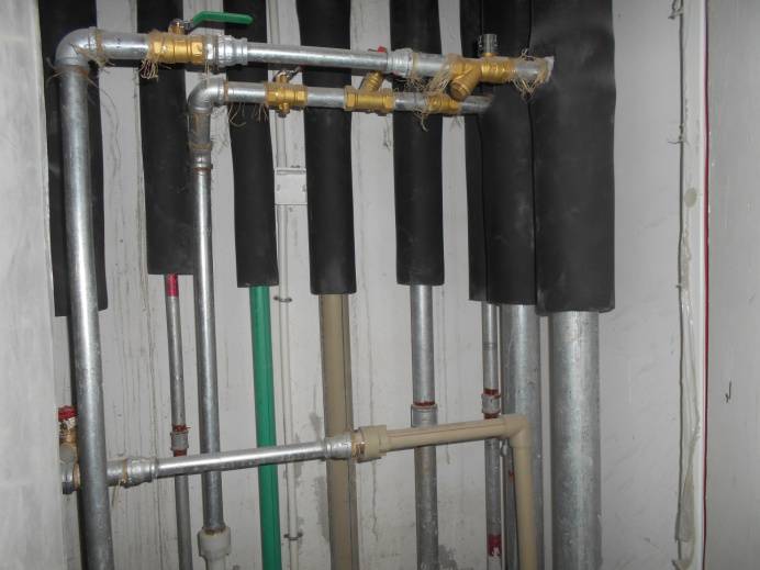 ① 一期洋房室内给水管道安装完成