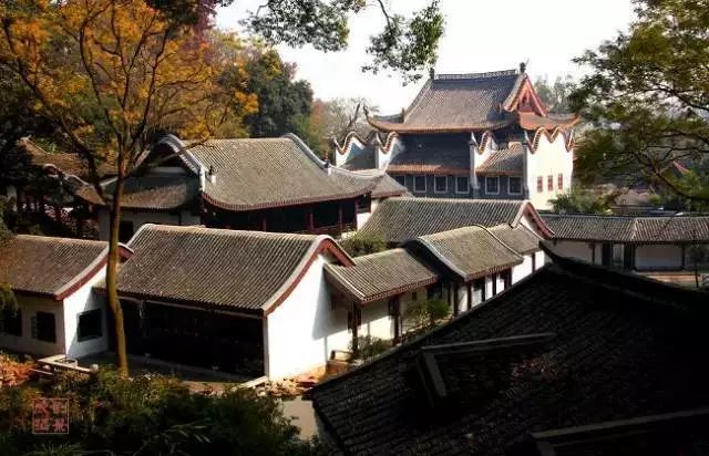 书院建筑群讲究对称的理想布局,以居中为尊,通过轴线层层递进,用以