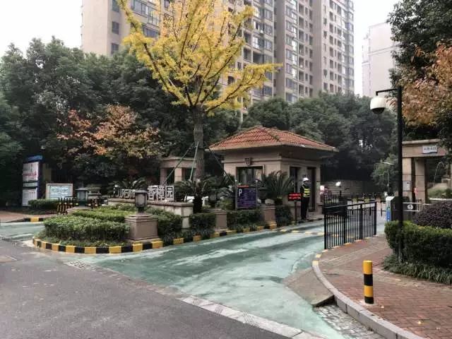 香樟园工程人员改造进出门岗路面